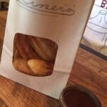 Tortillas fraîches faites du meilleur maïs (ils ont testé plus de 40 variétés pour arriver au résultat final), queso fundido, trio de salsa maison et churros au chocolat mexicain en finale. 