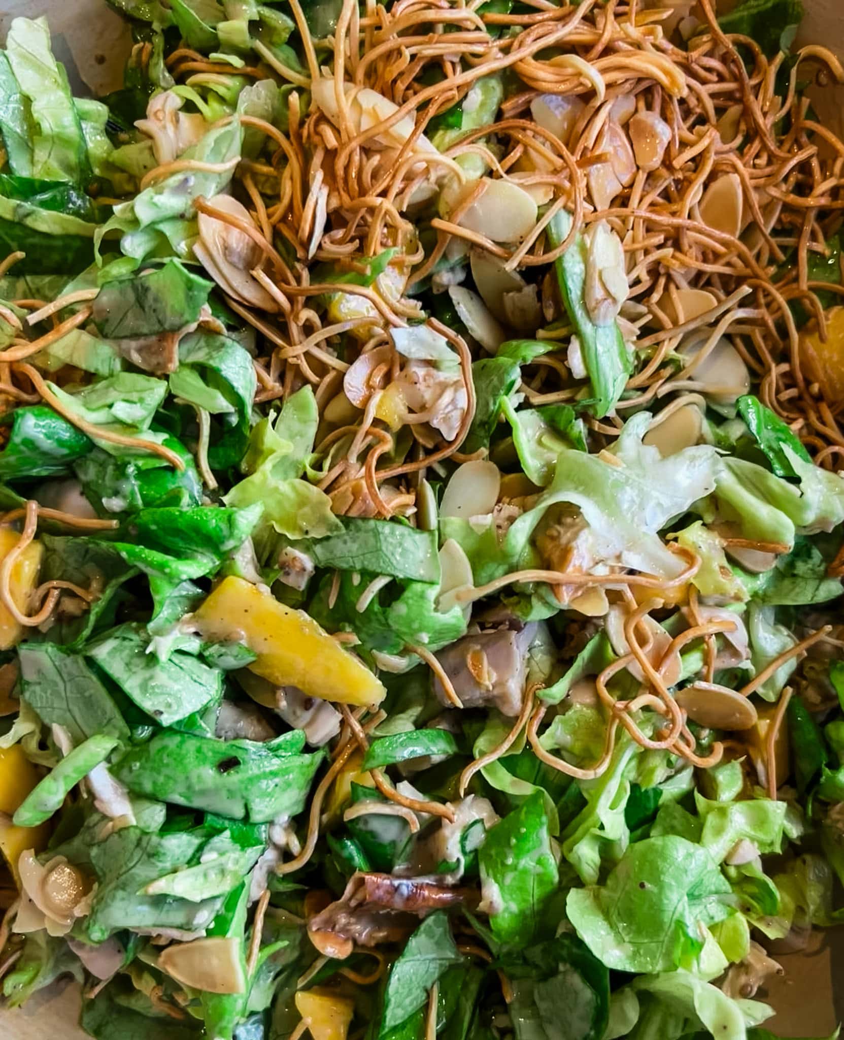 salade asiatique avec nouilles frites, oranges, poulet