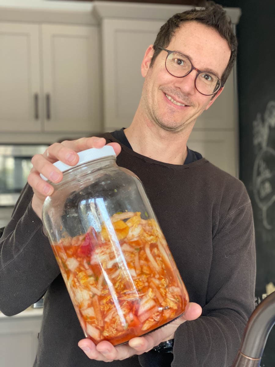 Lionel du Souich et gros pot de kimchi maison