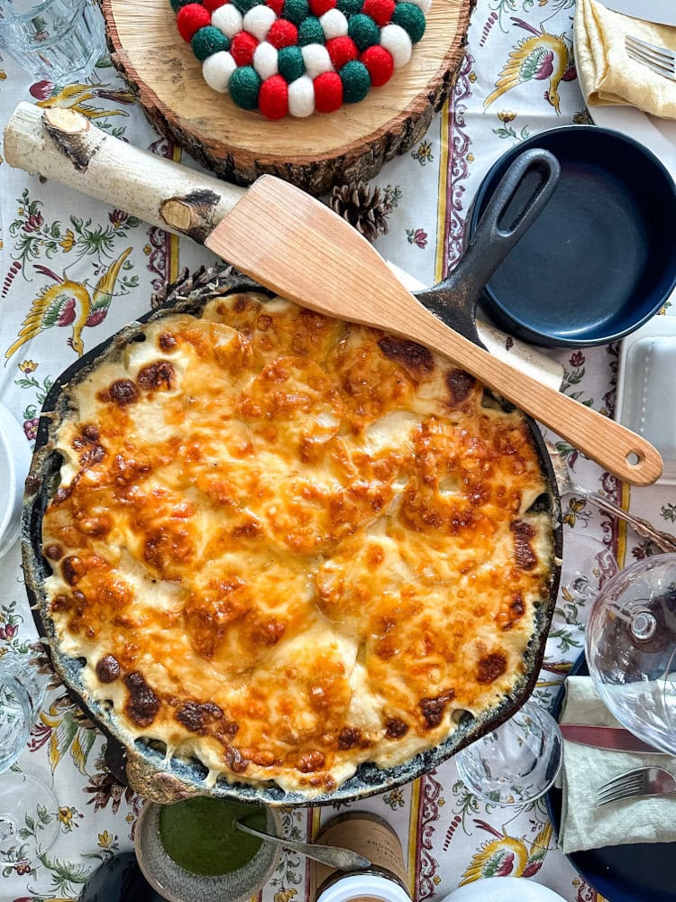 gratin dauphinois dans un poelon en fonte sur une table festive