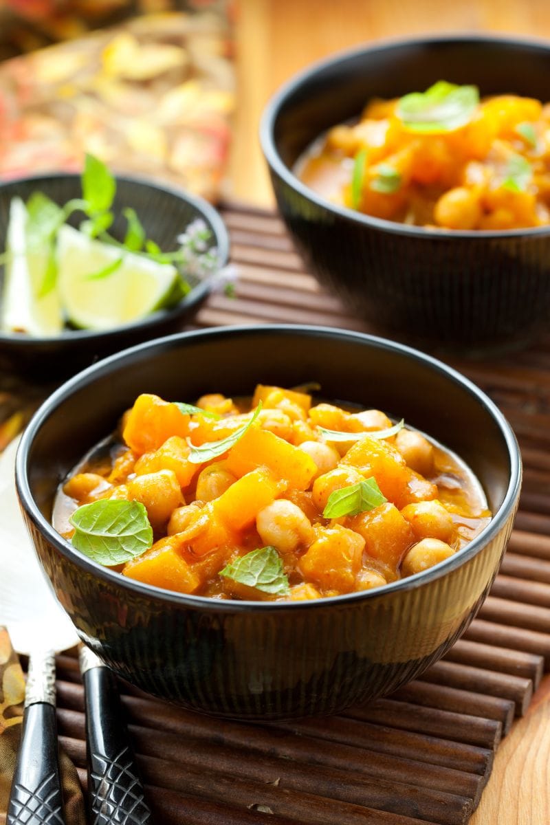 cari à la citrouille, pois chiche crémeux avec herbes et lime