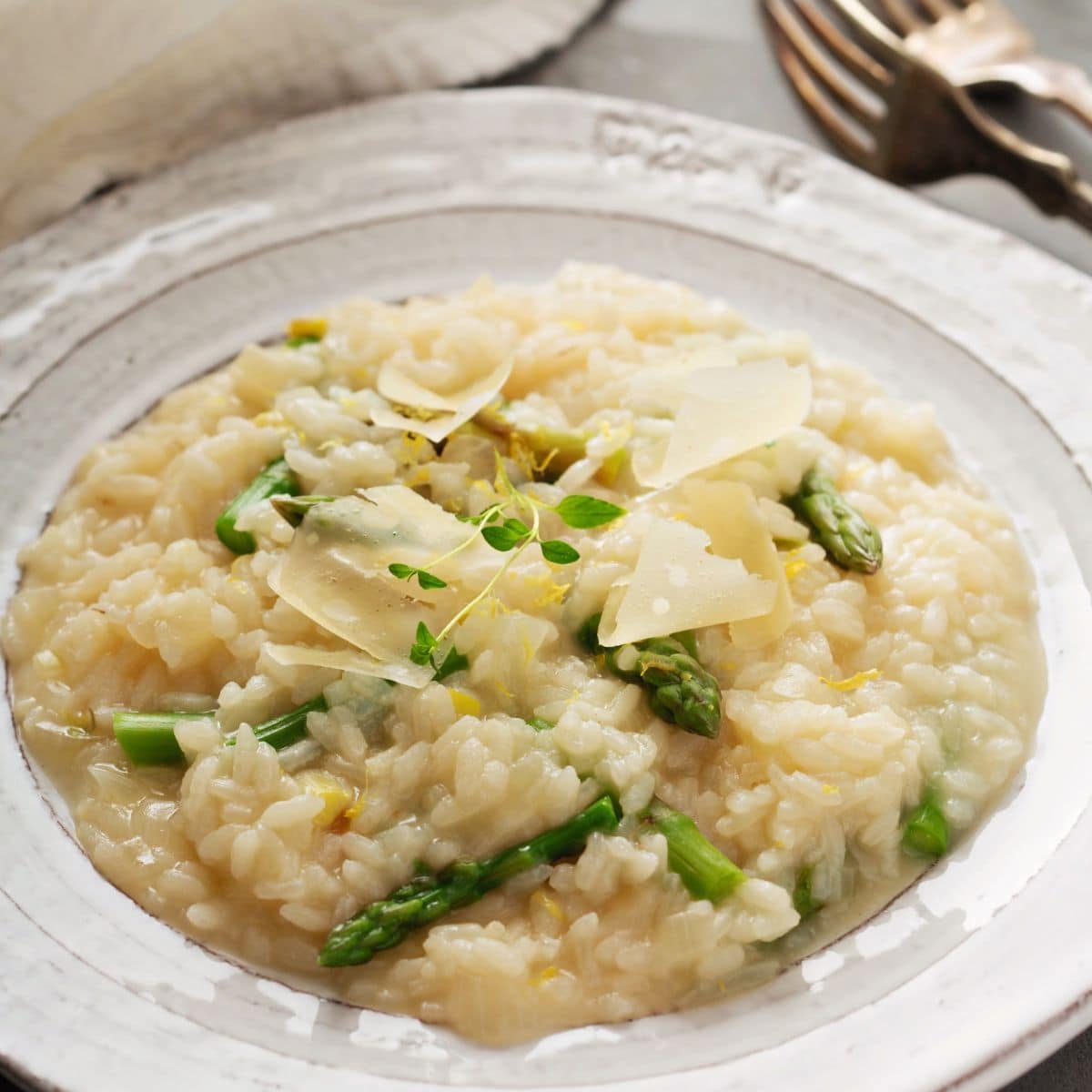 risotto avec asperge, zeste de citron et copeaux de fromage parmesan