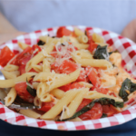 pâtes tomates et mozzarella basilic