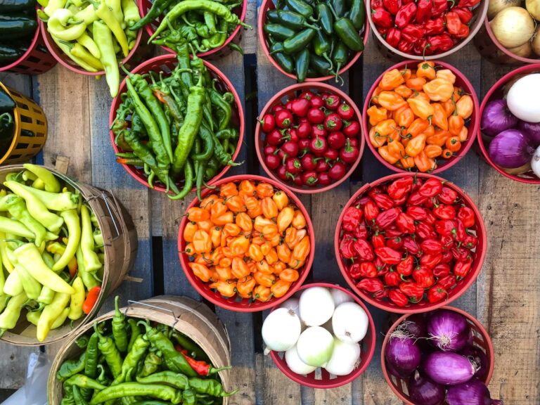 piments et poivrons frais au marché public
