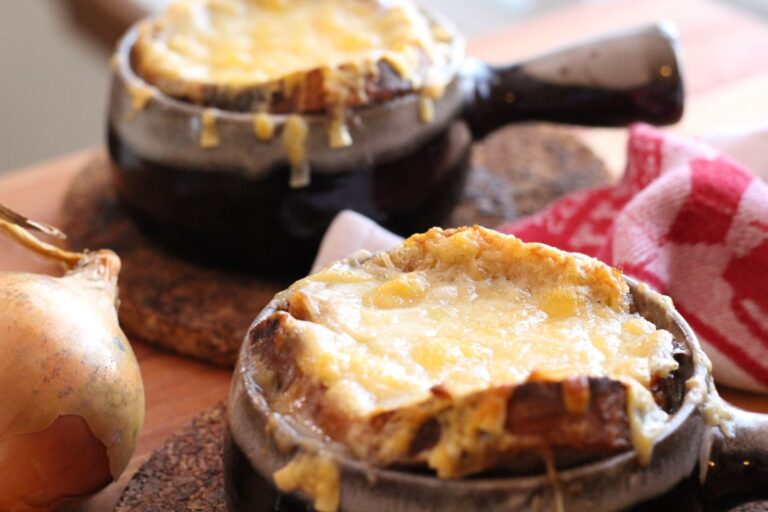 soupe à l'oignon gratinée