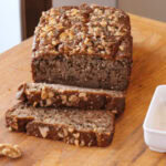 pain aux bananes en tranches sur planche de bois