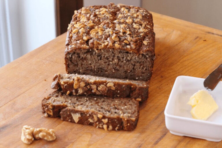 pain aux bananes en tranches sur planche de bois