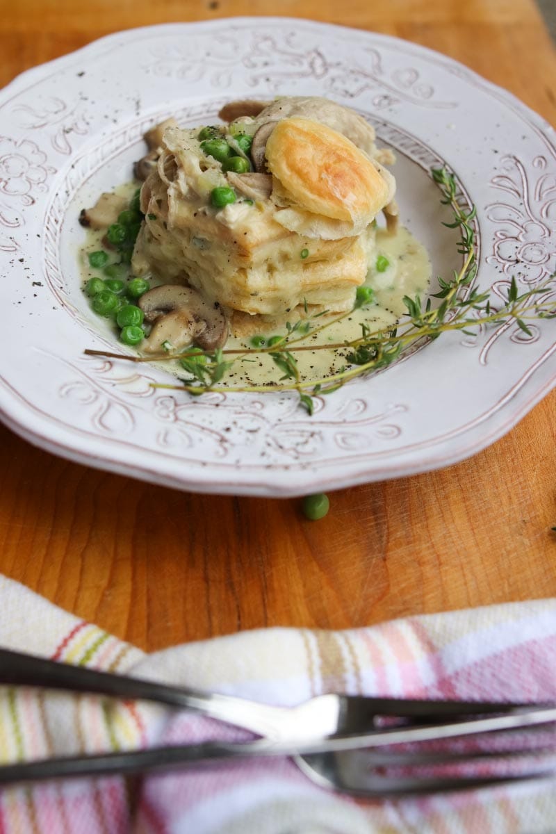 vol au vent au poulet et champignons dans une assiette creuse sur table de bois