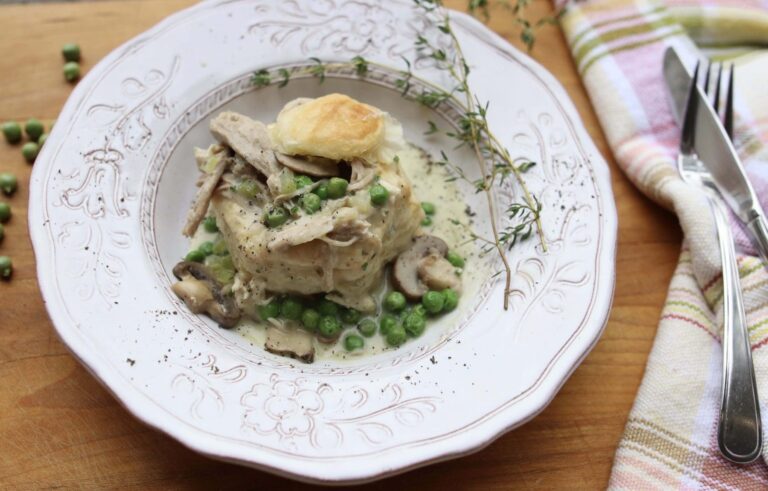 vol au vent au poulet et champignon dans une assiette creuse