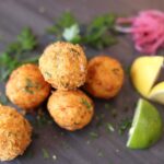 accras de morue avec persil, lime, citron et oignon rouge