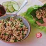 rouleaux de laitue garnie dans un bol avec rouleau dans une main