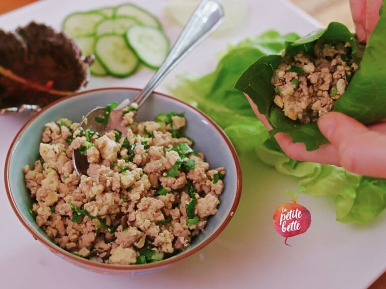 rouleaux de laitue garnie dans un bol avec rouleau dans une main