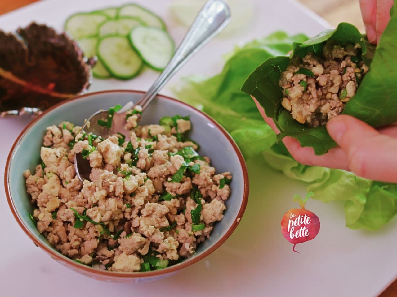rouleaux de laitue garnie dans un bol avec rouleau dans une main