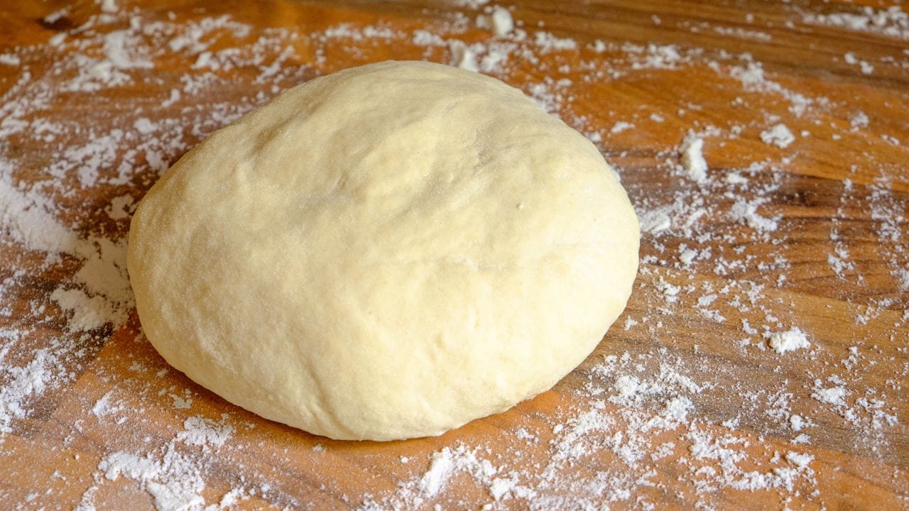 pâte à pizza en boule prêt à être roulée