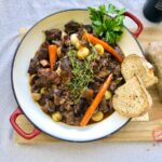 boeuf bourguignon en cocotte avec carottes et oignons