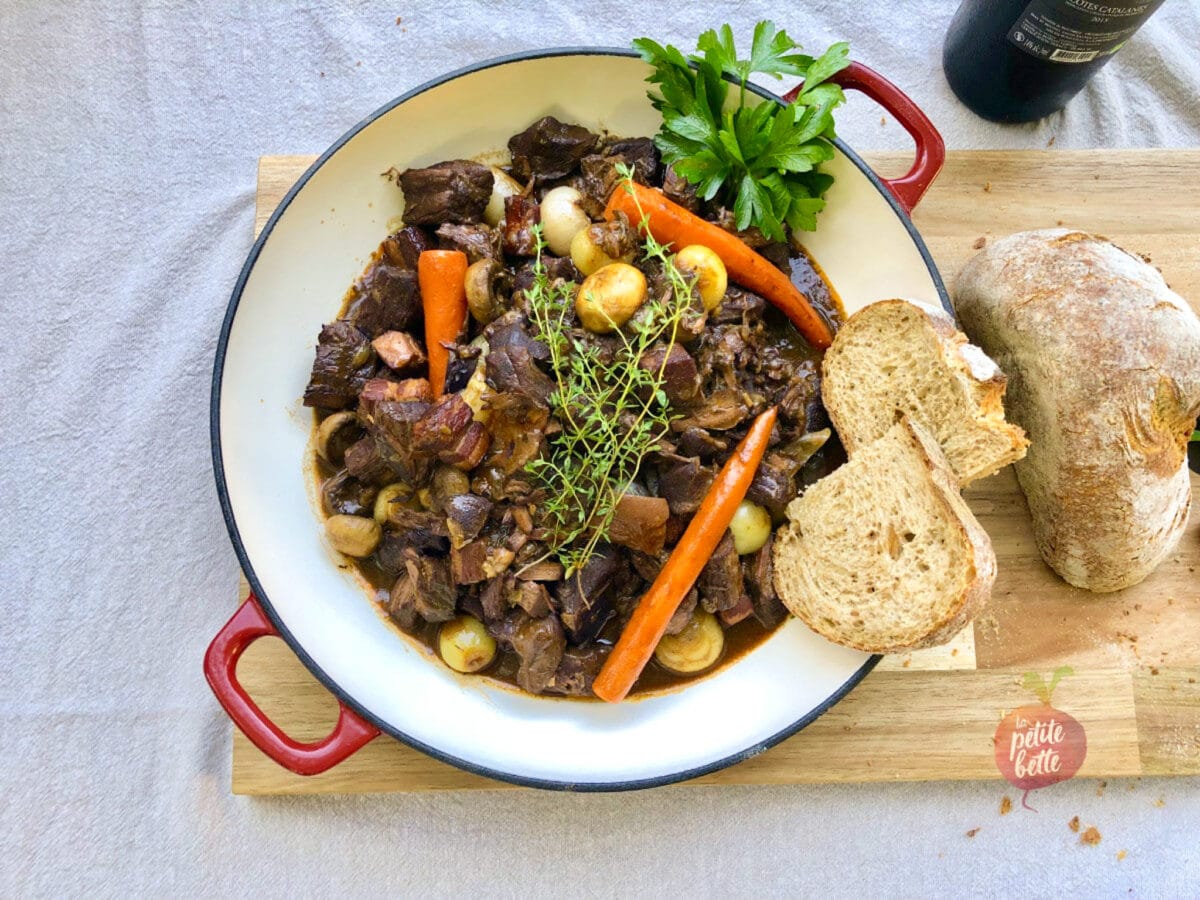 boeuf bourguignon en cocotte avec carottes et oignons