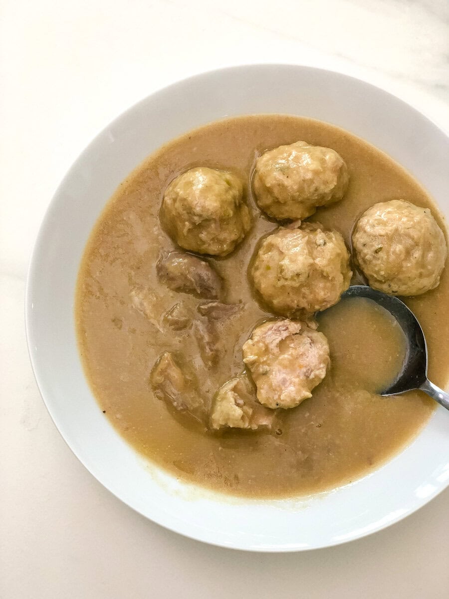 ragoût de boulettes dans un bol blanc avec cuillère dans le bol