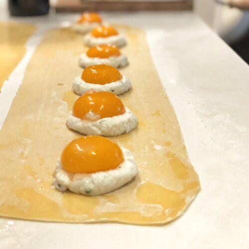 ravioli al uovo ravioli à l'oeuf coulant et ricotta sur pâtes fraîches