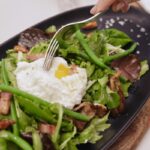 Salade à l'oeuf coulant, lardons et huile de truffe