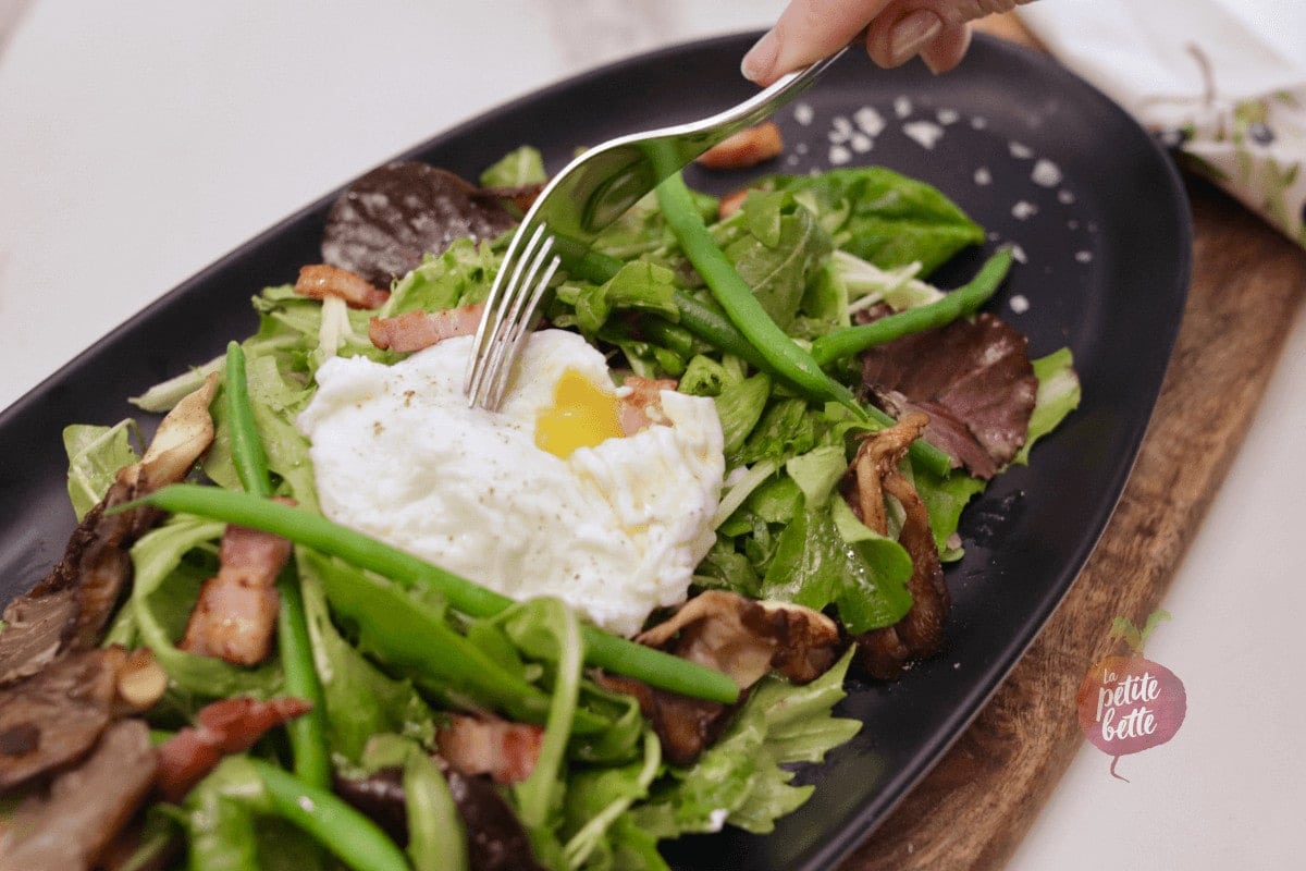 Salade à l'oeuf coulant, lardons et huile de truffe