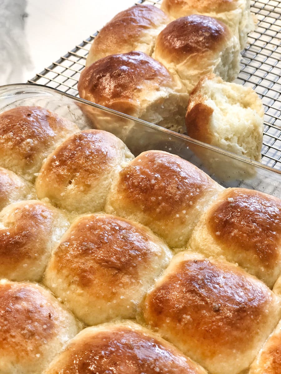 petits pains moelleux au four dans un plat en verre
