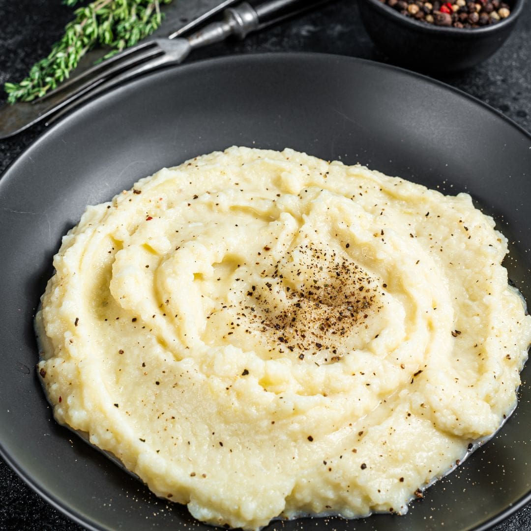 patate pilée purée de pommes de terre dans un bol avec du poivre