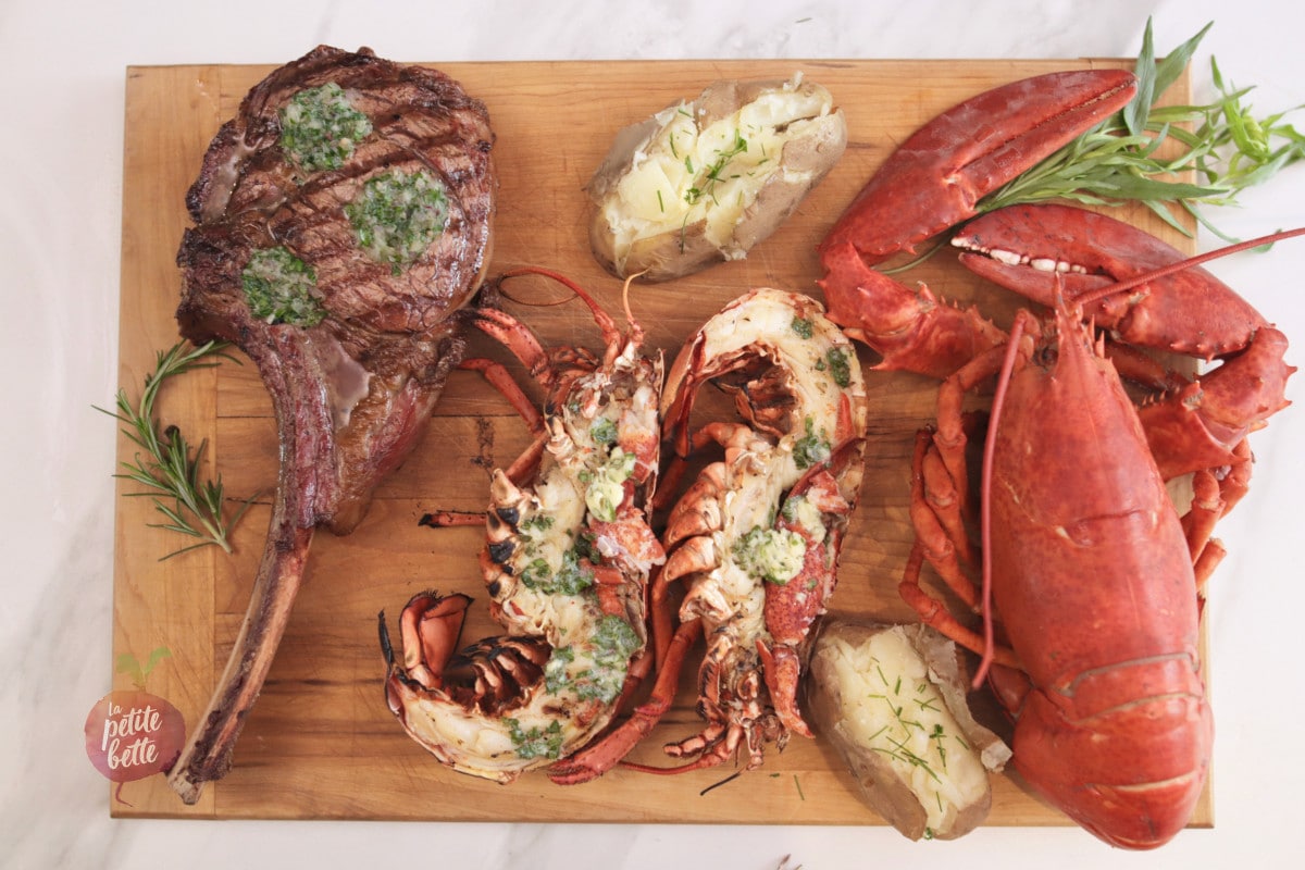 tomahawk et homard sur une planche avec beurre composé