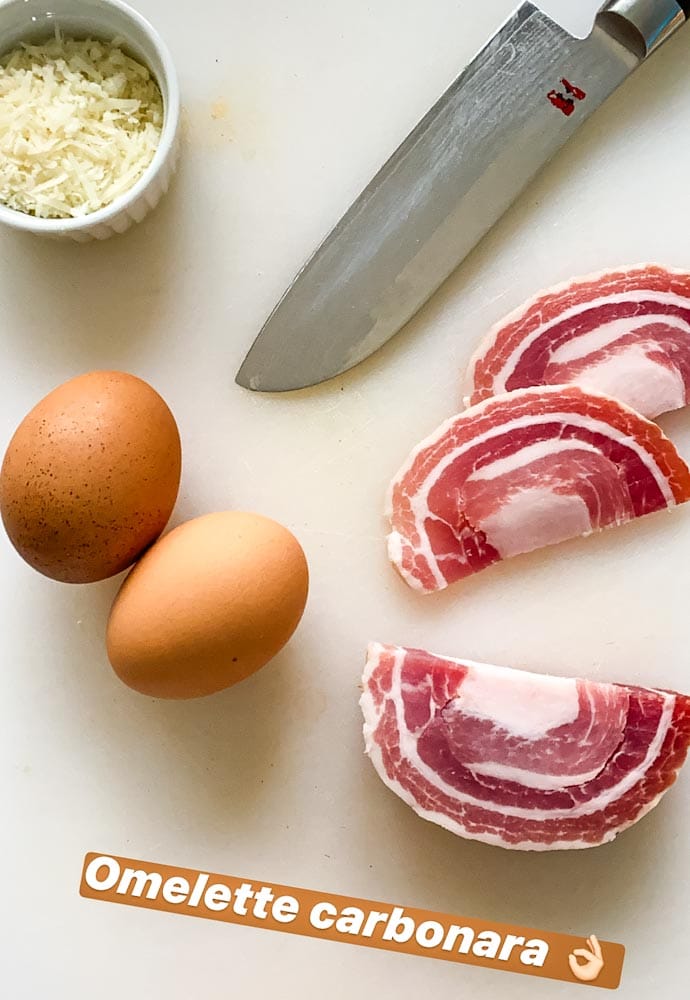 story instagram avec texte "omelette carbonara", oeufs, pancetta, couteau et fromage parmesan