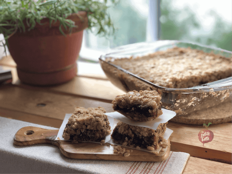 carrés aux dattes sur un planche en bois