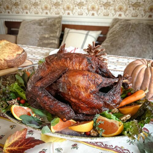 Dinde frite au centre de la table.