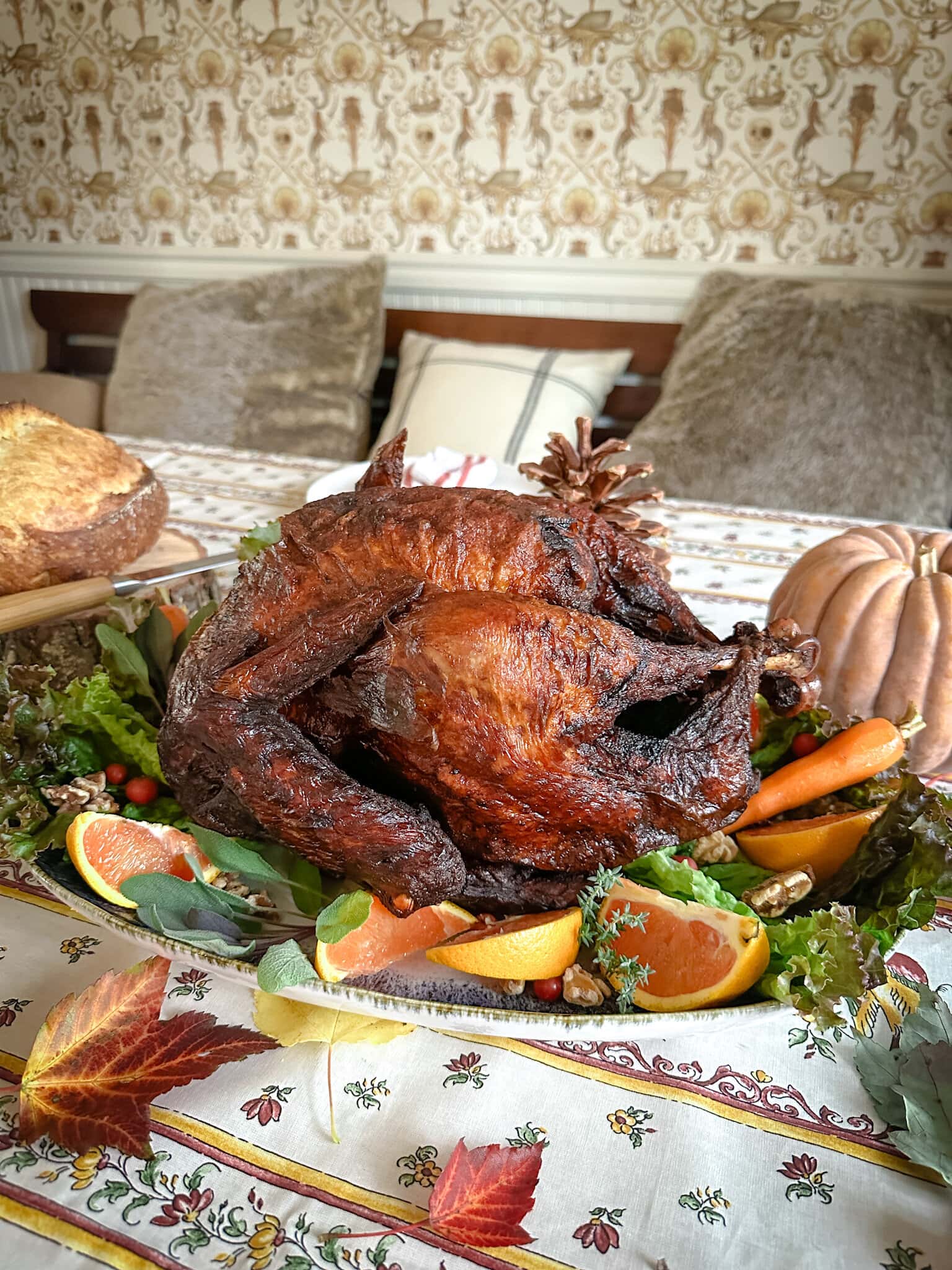 Dinde entière cuite au centre de la table. 