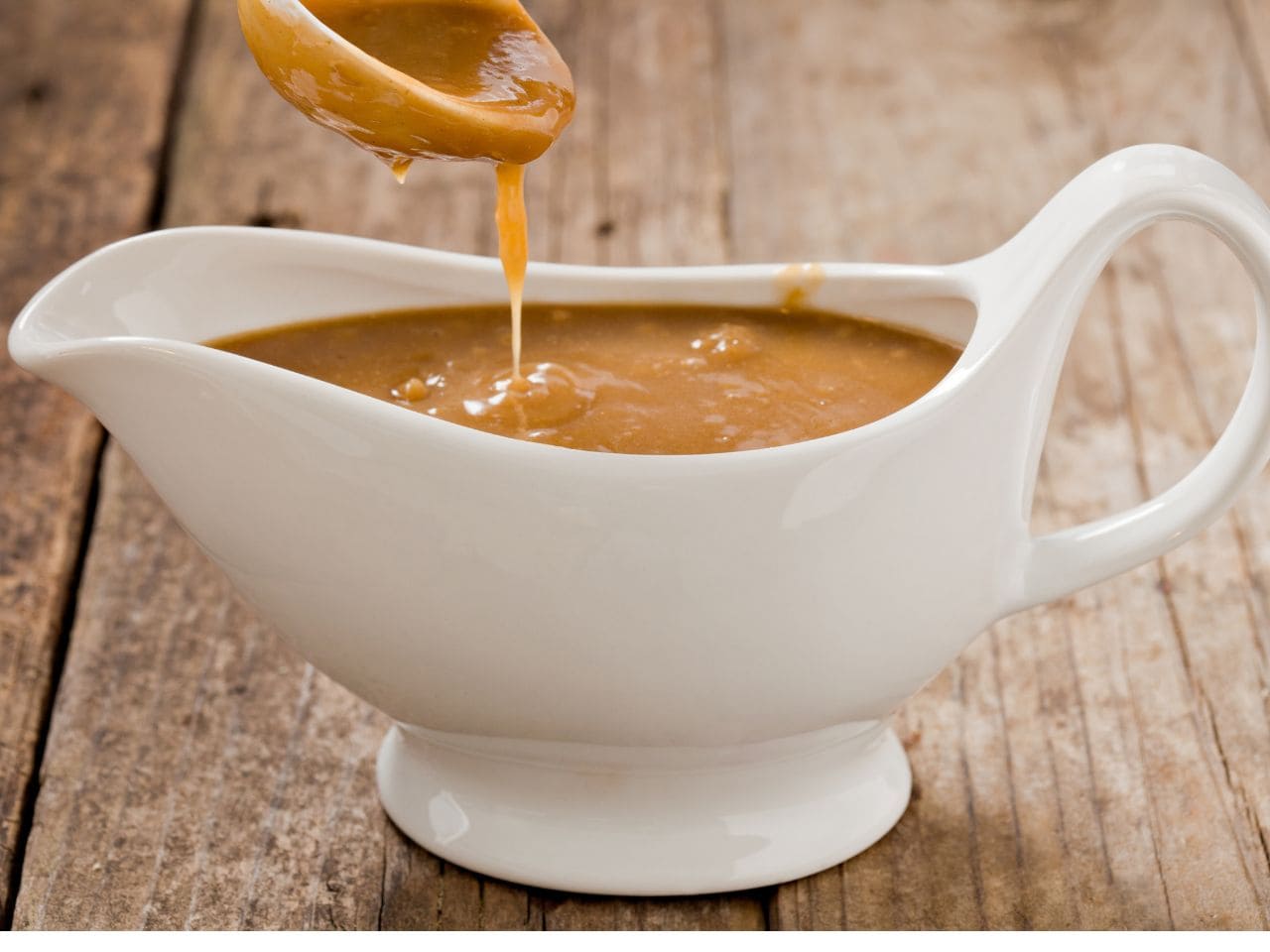 sauce gravy pour la dinde dans une saucière