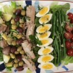 salade niçoise maison dans un grand plat ovale
