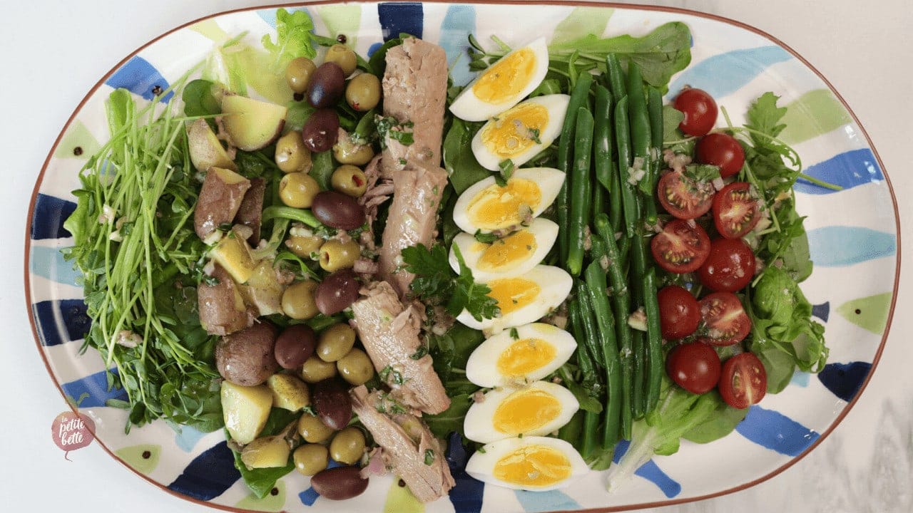 salade niçoise maison dans un grand plat ovale