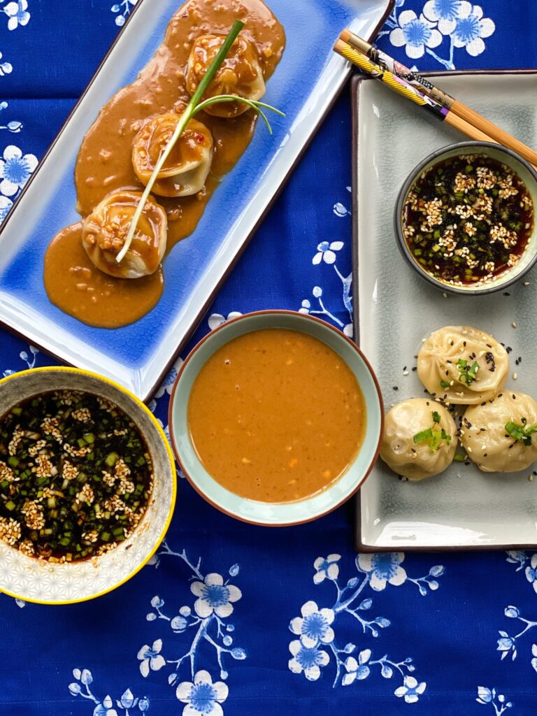 sauce à dumpling: sauce aux arachides et sauce vinaigre et soja