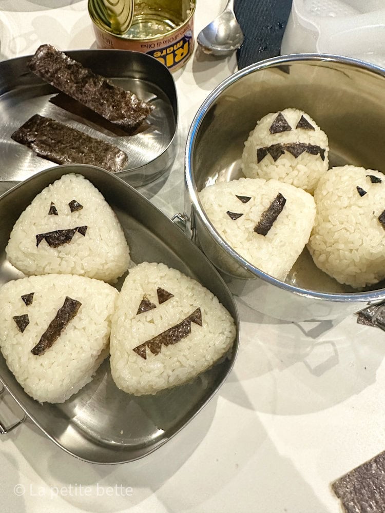 onigiri halloween dans une boîte à lunch