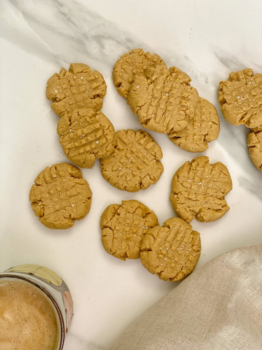 tasse de café et biscuits beurre arachide sur comptoir marbré