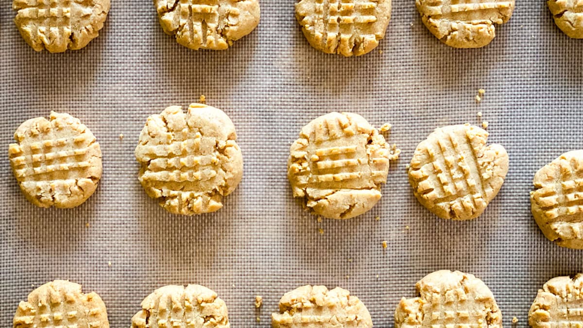 plusieurs biscuits au beurre d'arachide sur une plaque
