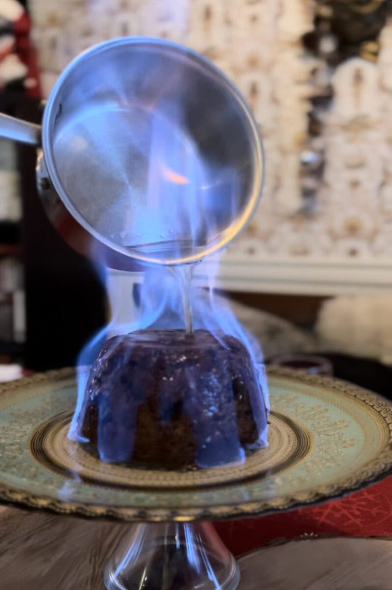 christmas pudding flambé gâteau aux fruits à la table avec flammes