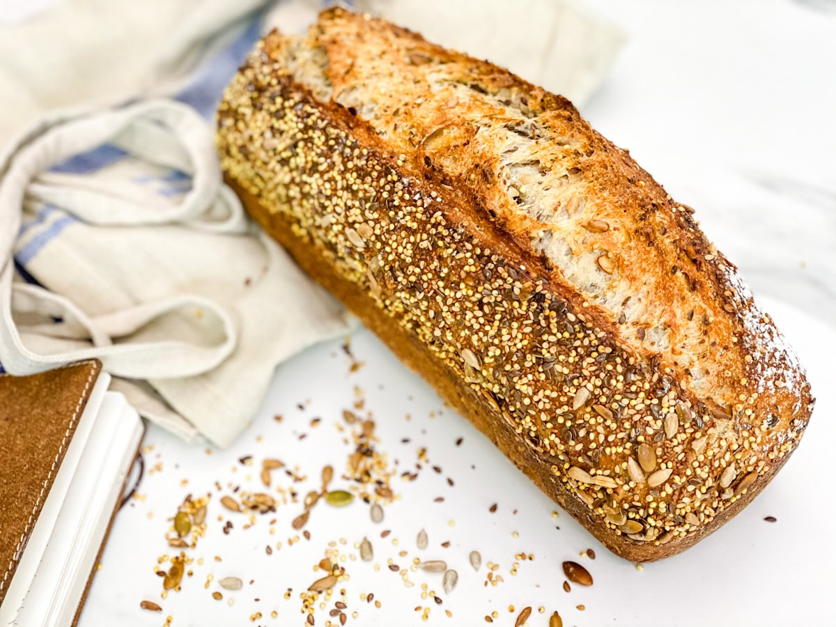 pain multigrain sur comptoir avec graines et linge de table