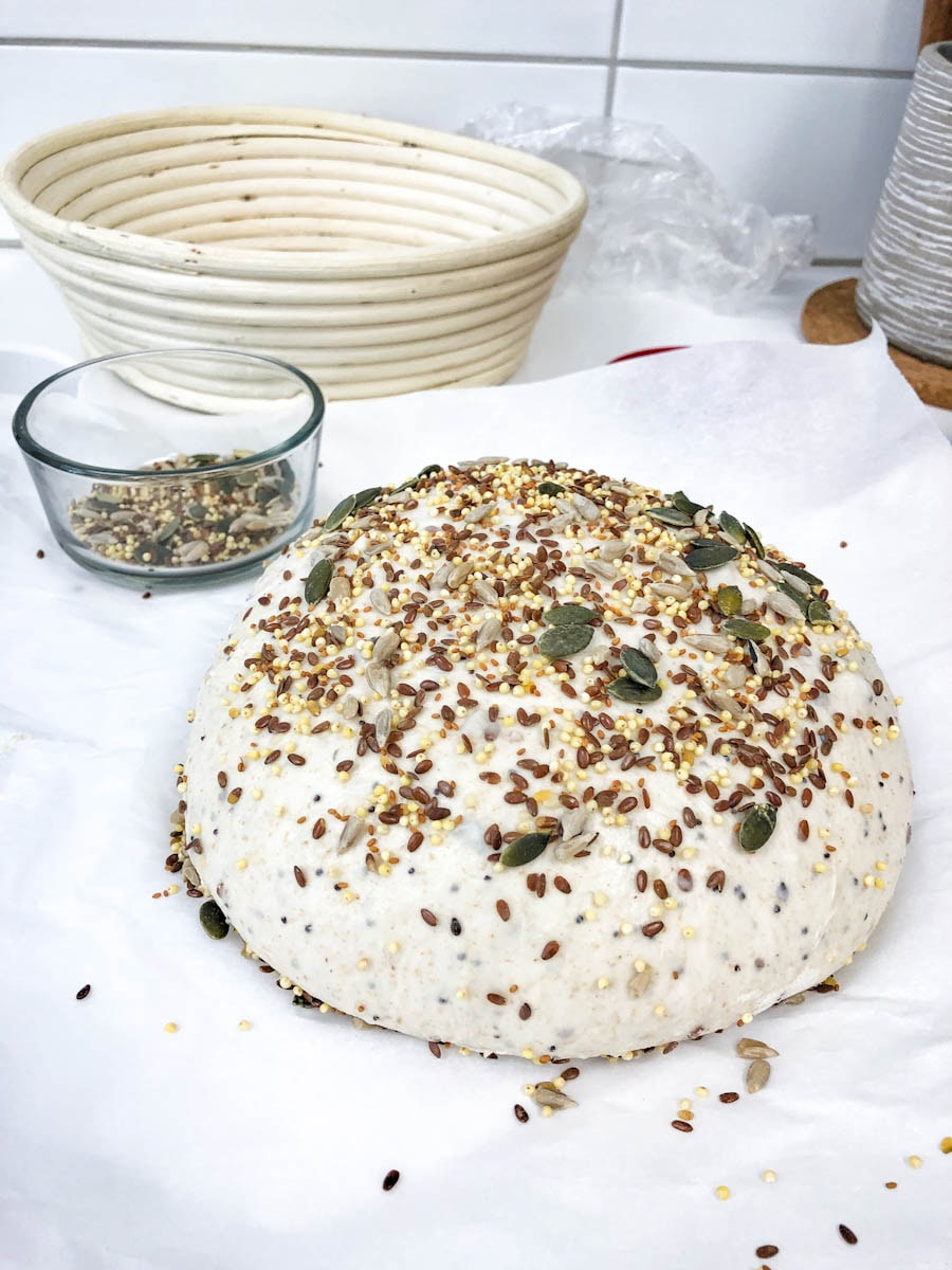 miche de pain aux céréales non cuit