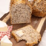 Pain maison multigrains sur une planche de bois avec brie