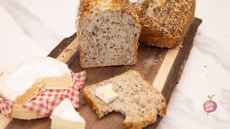 Pain maison multigrains sur une planche de bois avec brie