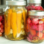 giadiniera jardinière de légumes marinés en conserve, carotte, chou fleur, piment