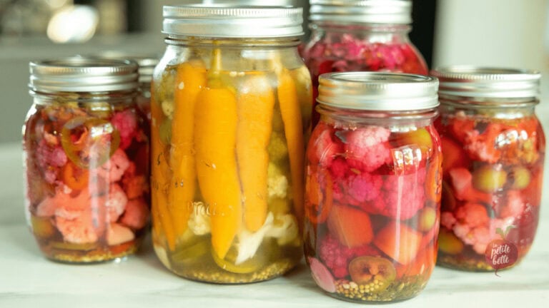 giadiniera jardinière de légumes marinés en conserve, carotte, chou fleur, piment