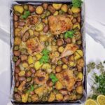 Poulet au four à la grecque sur une plaque avec citron, herbes et pommes de terre