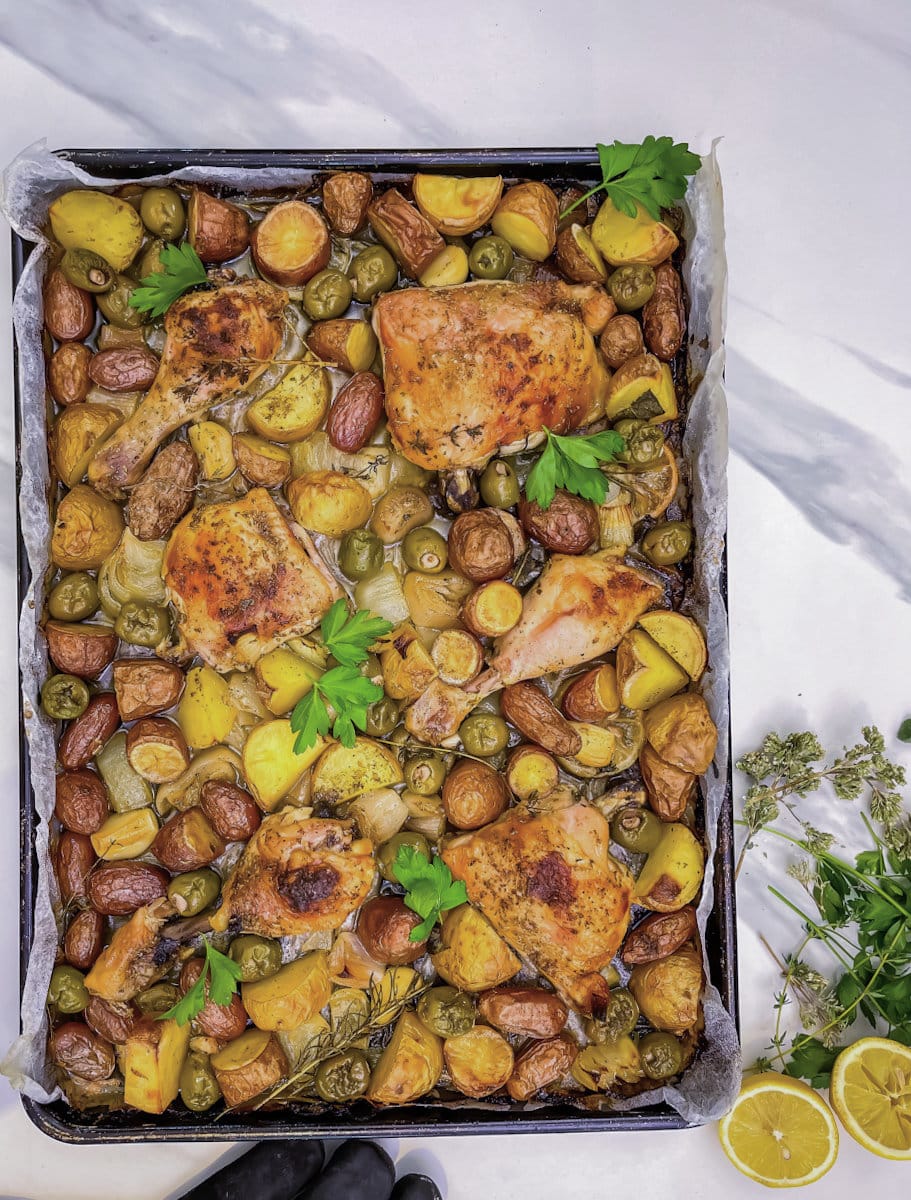 recette cuisse poulet au four sur une plaque avec citron et herbes
