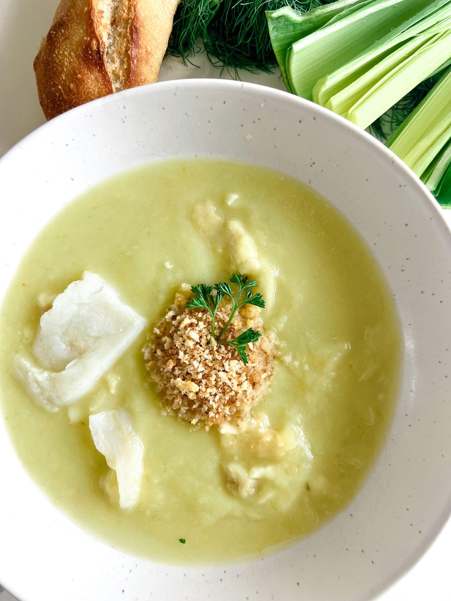 Chapelure assaisonnée sur soupe à la morue