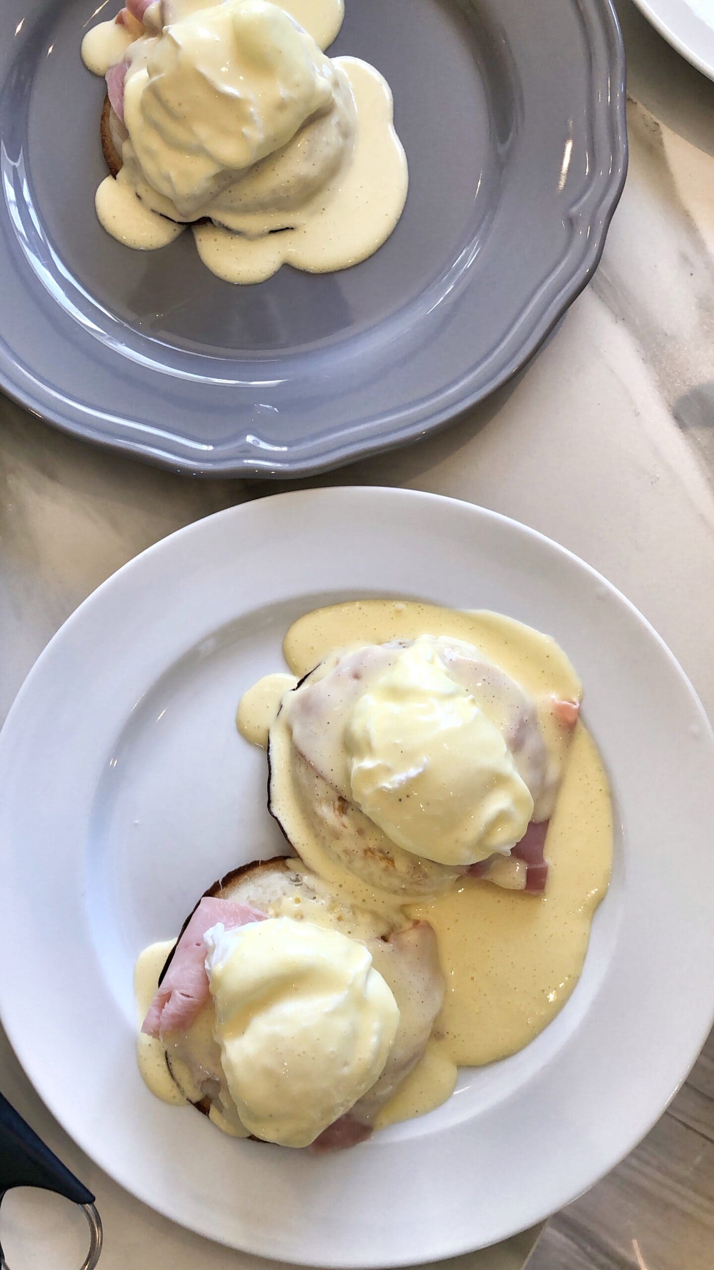 Oeufs bénédictine avec sauce hollandaise