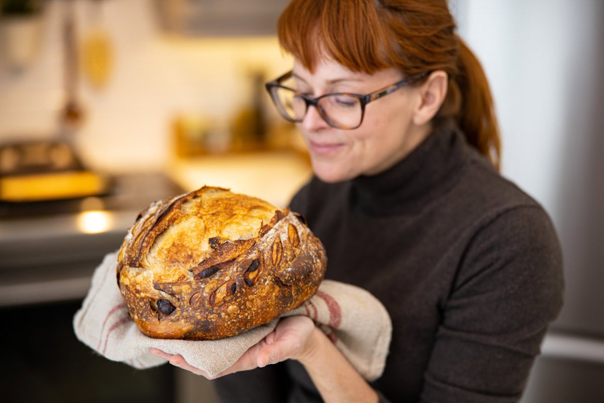 Manon Lapierre avec un pain un levain dans les mains